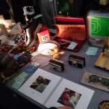 Altri articoli vintage in esposizione: in primo piano macchine e album fotografici